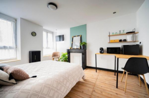 Élégante chambre avec salle de douche privative